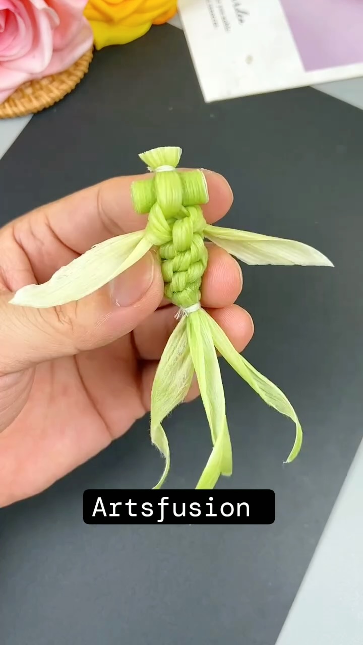 Crafting a Beautiful Woven Leaf Ornament: A Step-by-Step Guide